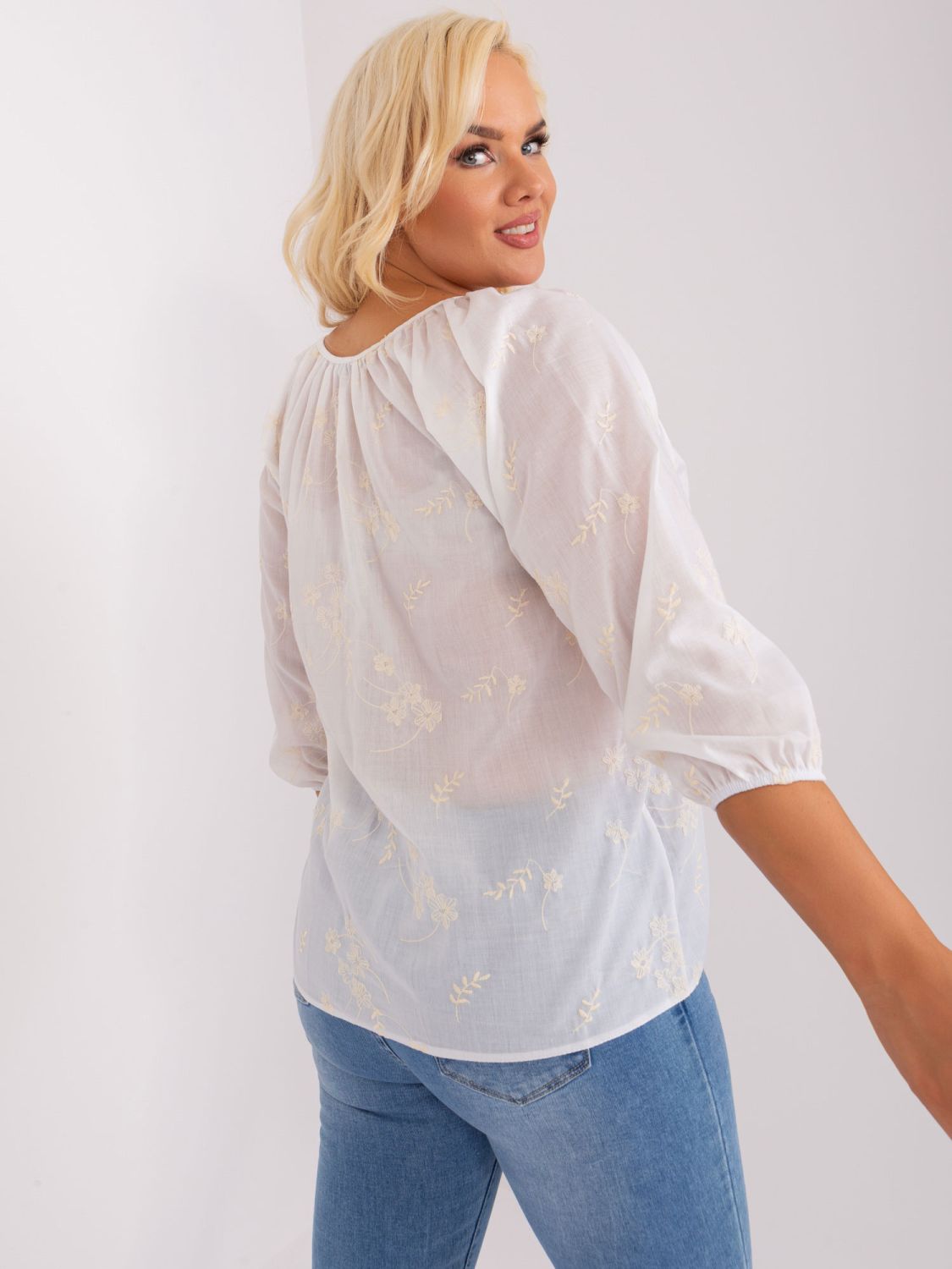 Bela-svetlo bež bluzica plus size s vezenjem