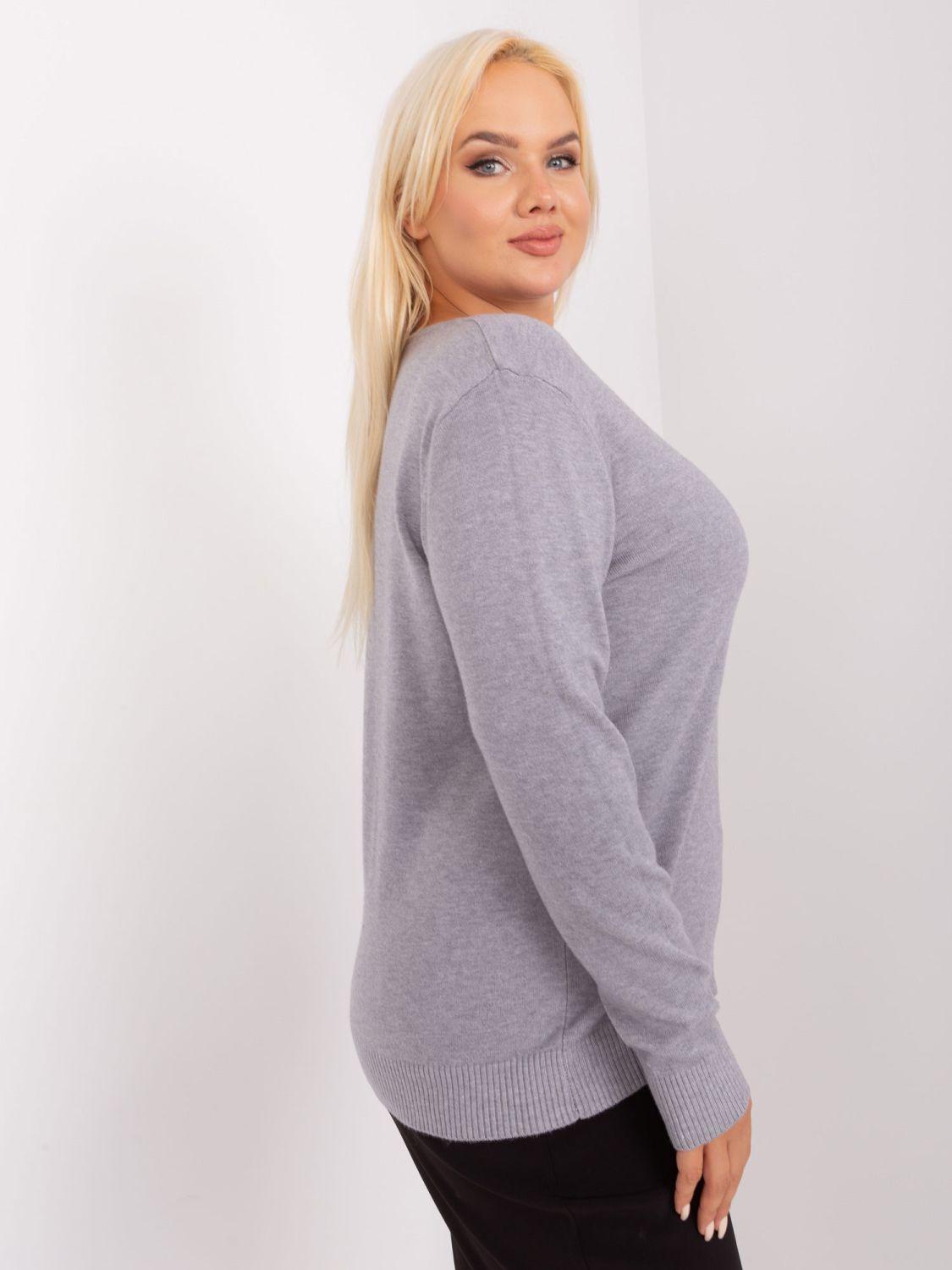 Sivý dámsky sveter plus size z viskózy