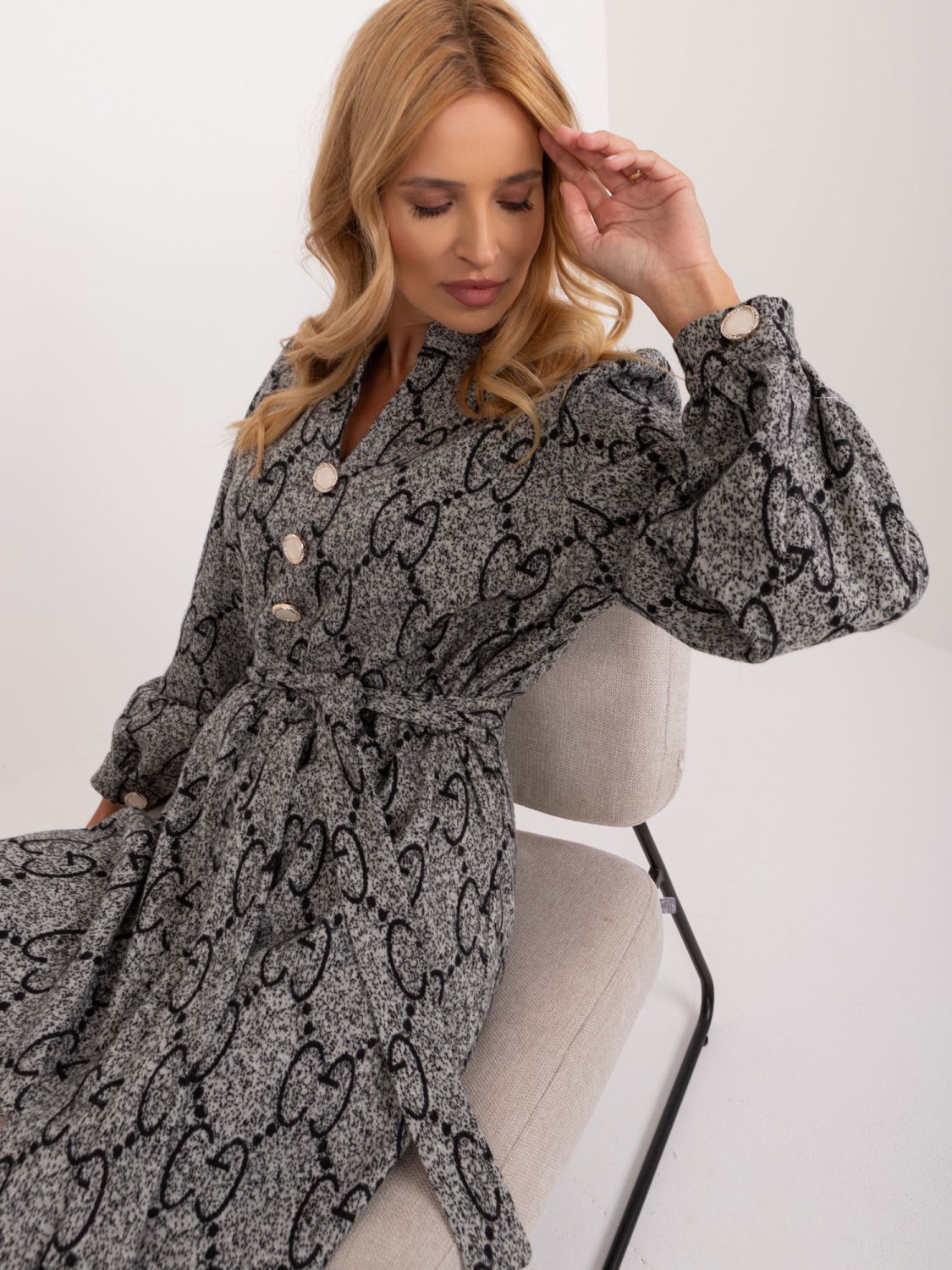 Elegantna siva midi obleka z dolgimi rokavi