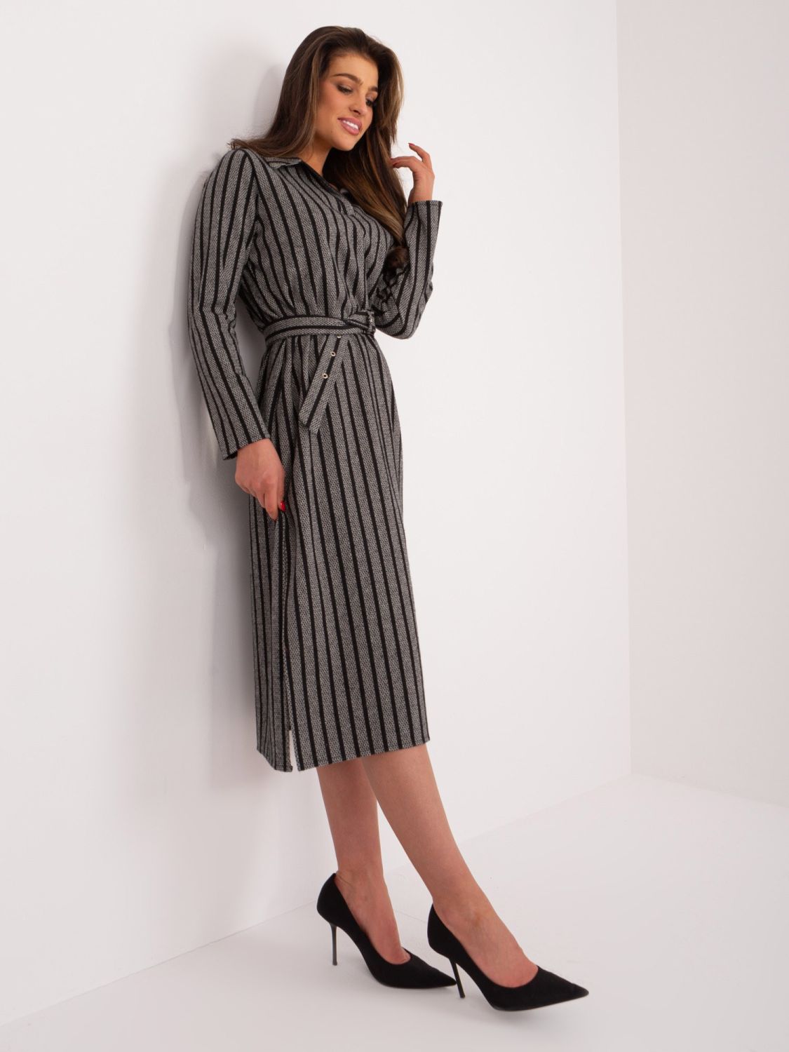 Elegantna midi obleka s črtami