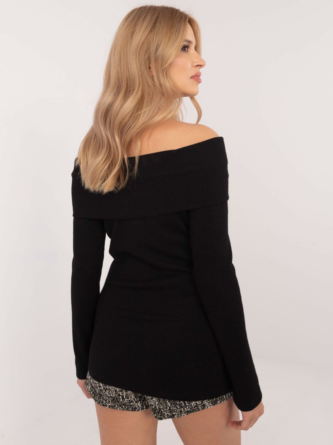 Eleganten črn pulover z dolgimi rokavi