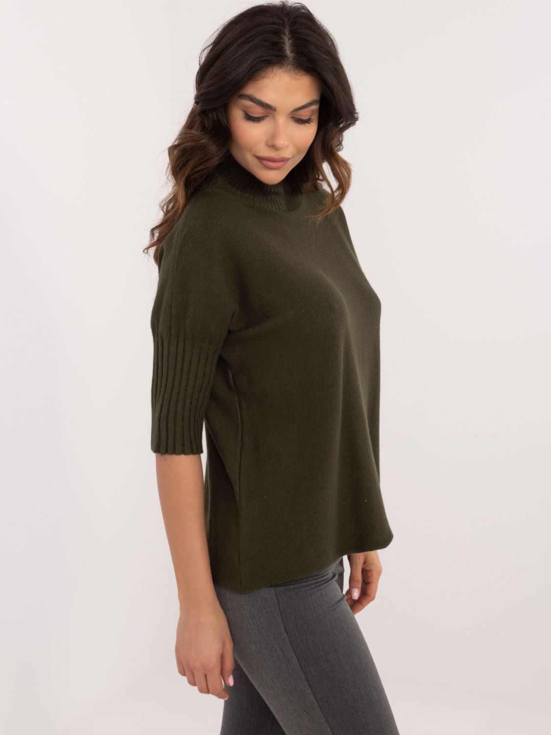 Stilni khaki pulover z ovratnikom