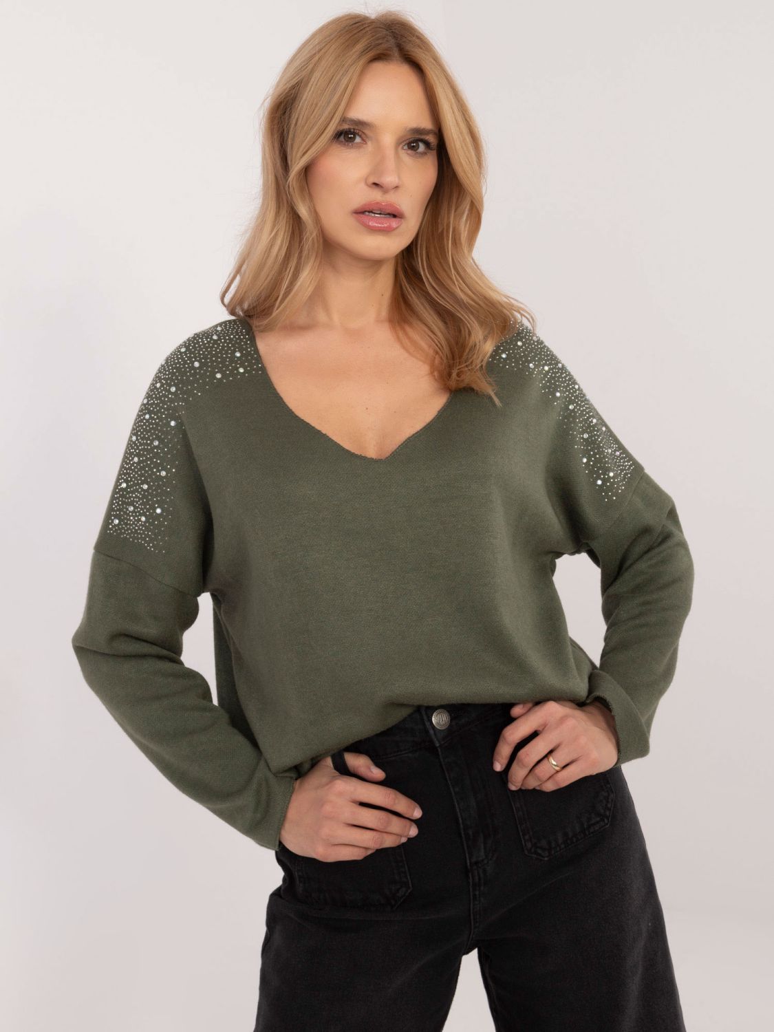 Elegantni khaki pulover z aplikacijo
