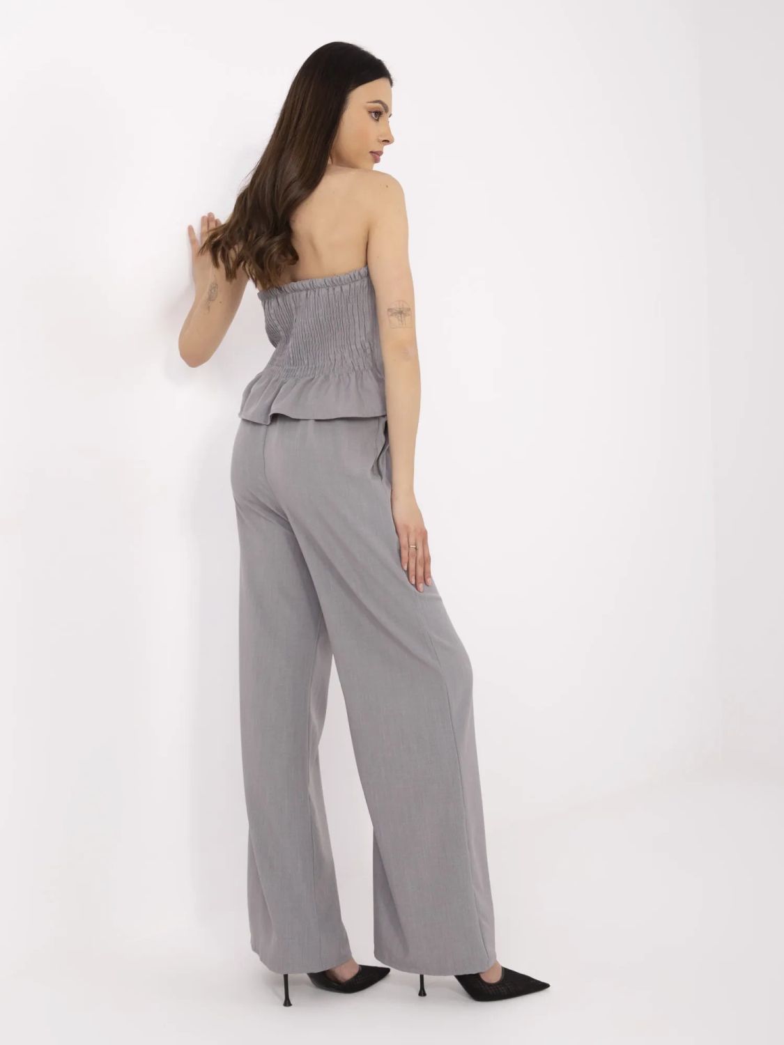 Eleganten komplet v sivi barvi