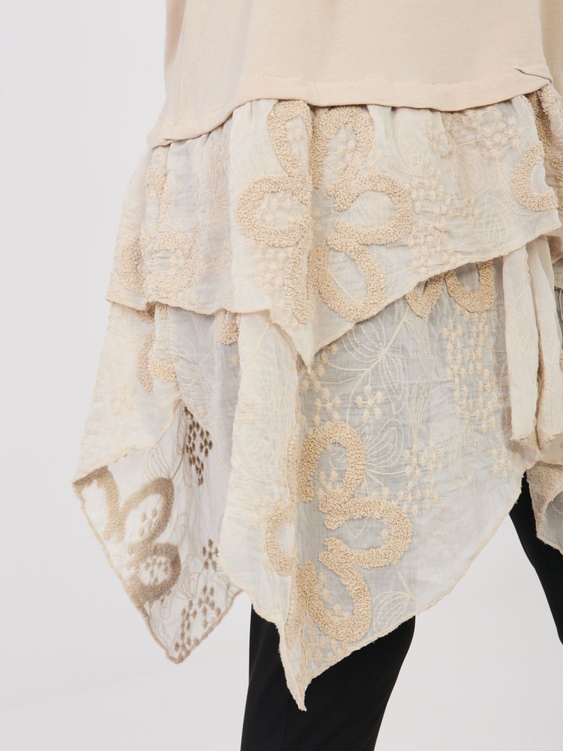 Bež bluza iz bombaža s kratkimi rokavi in volančki