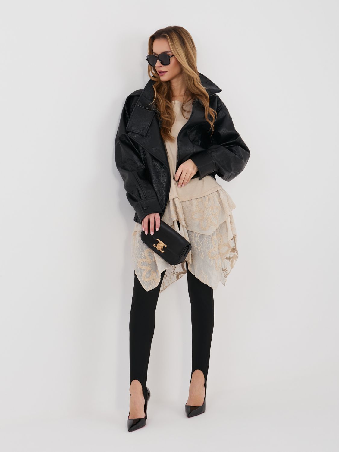 Bež bluza iz bombaža s kratkimi rokavi in volančki