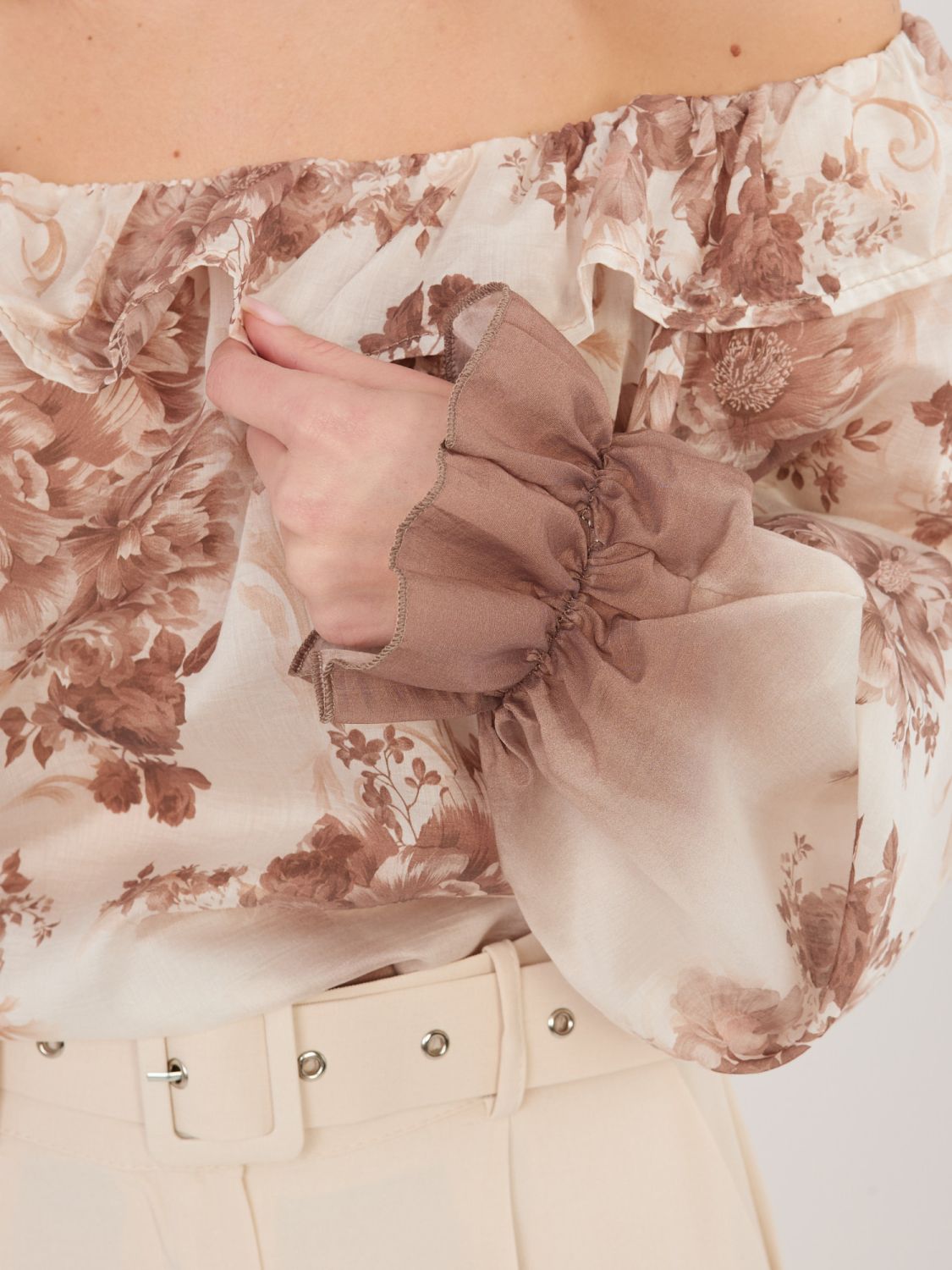 Bež bluza s cvetličnim vzorcem in odprtimi rameni