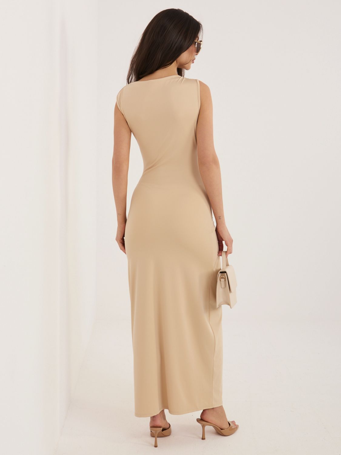 Bež midi obleka oprijetega kroja brez rokavov