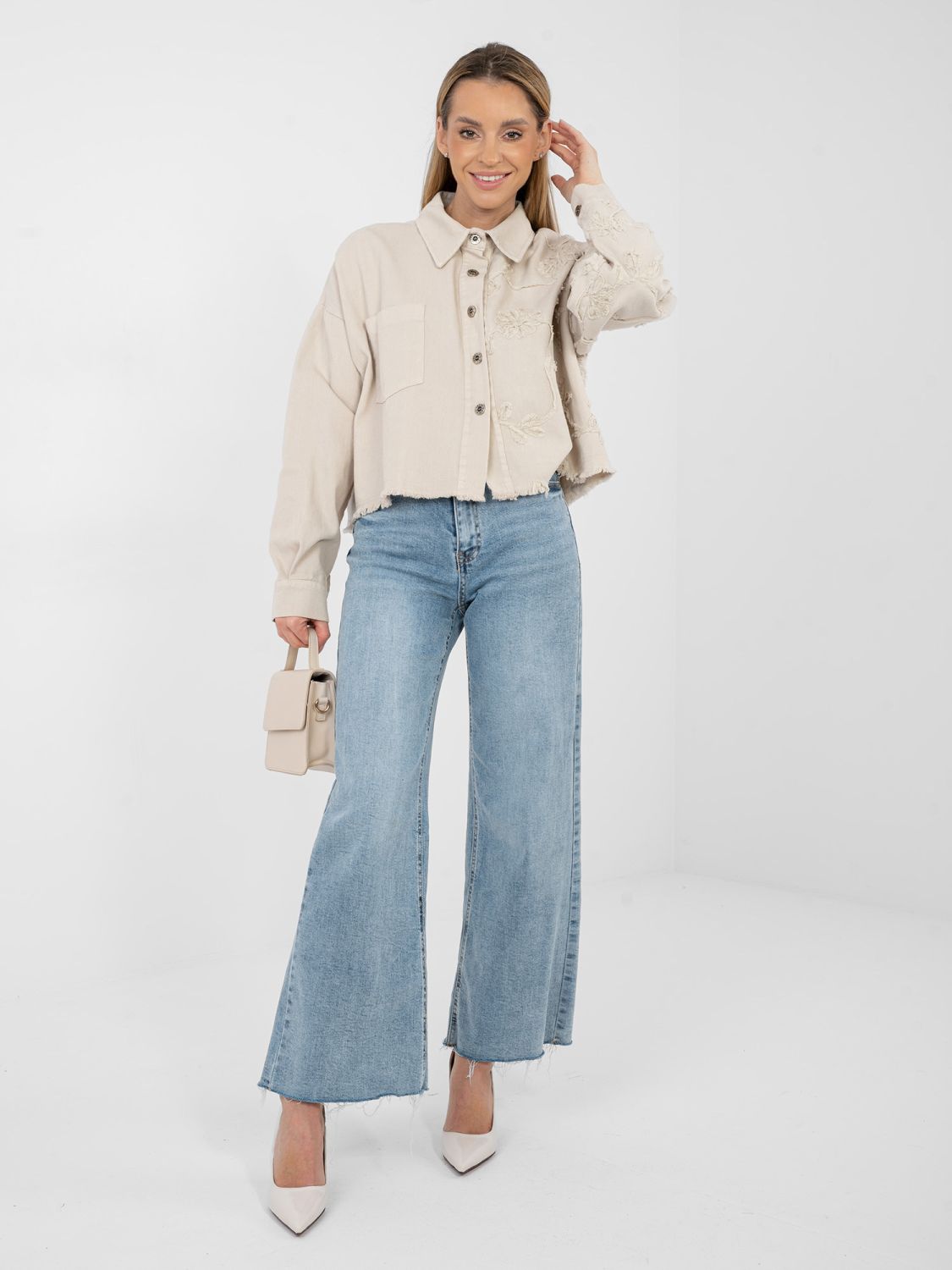 Bež jakna iz jeansa s cvetličnim okrasjem