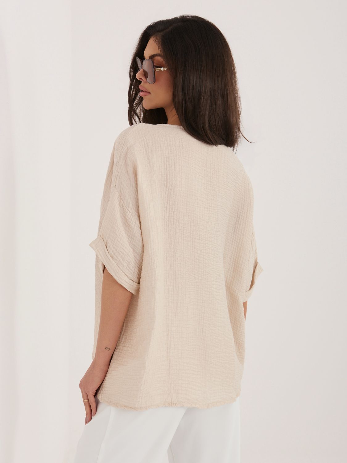 Bež bluza z V-izrezom in teksturiranim materialom