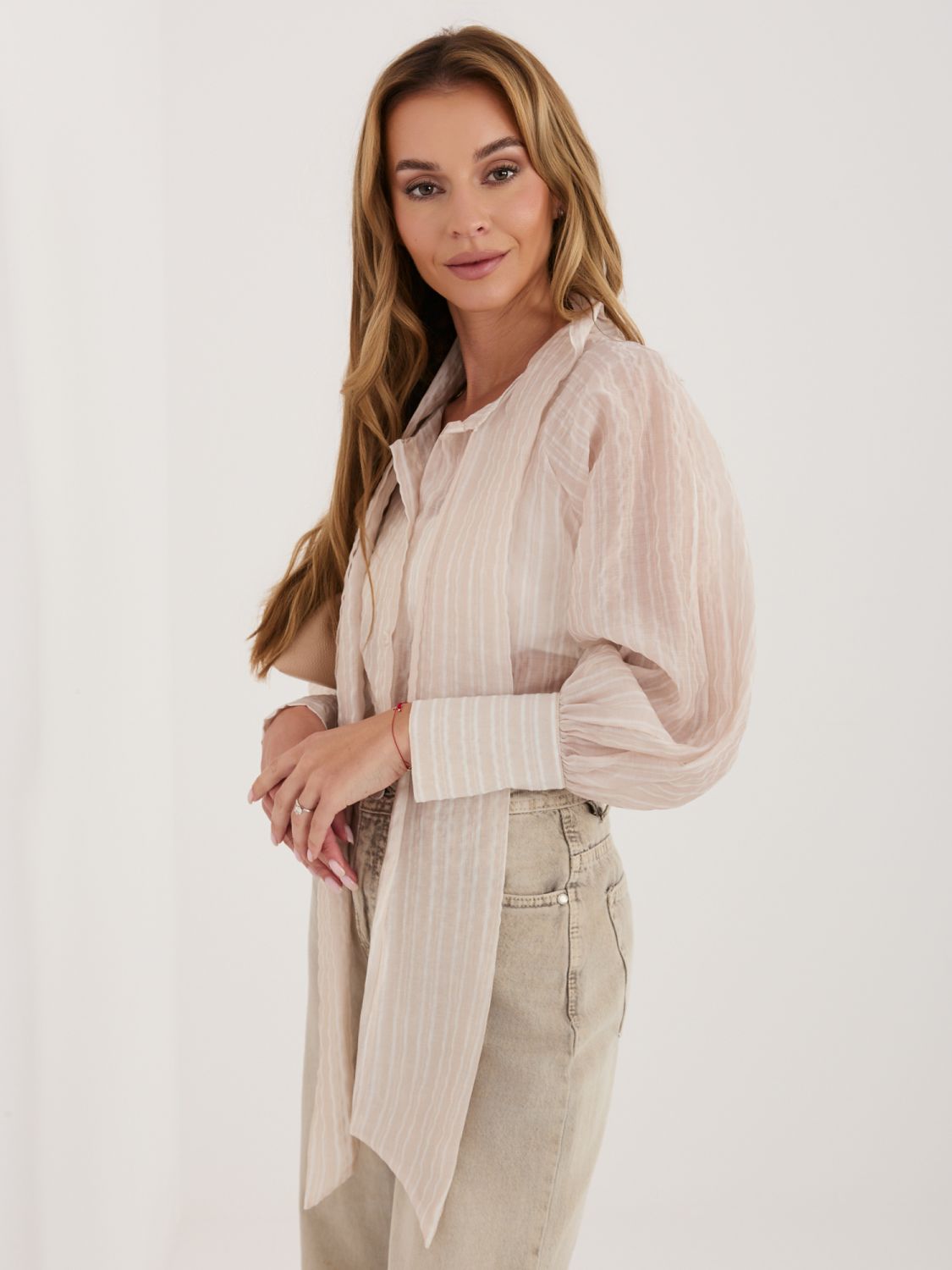 Bež srajca s črtami, vezalko in nabranimi rokavi