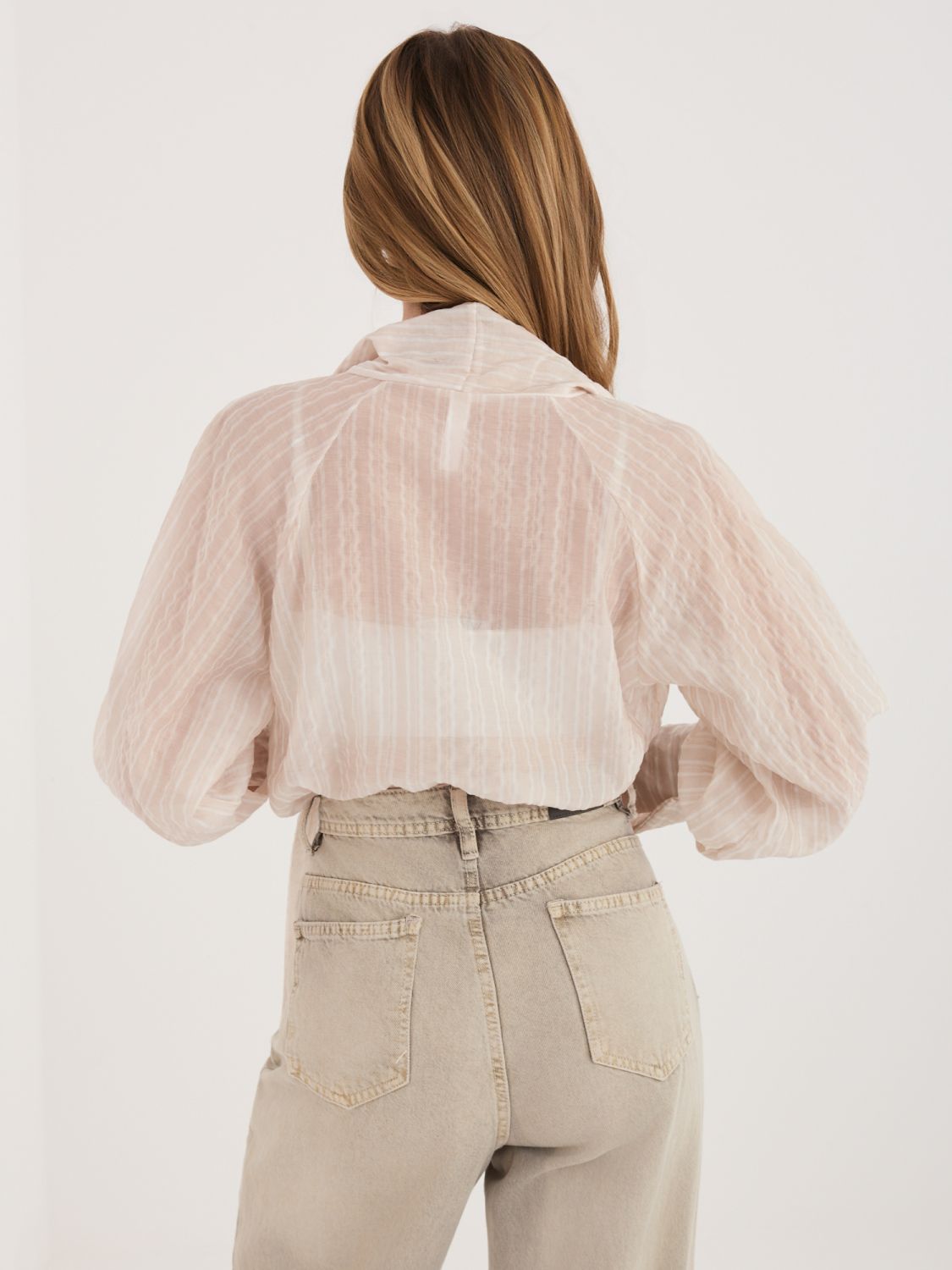Bež srajca s črtami, vezalko in nabranimi rokavi