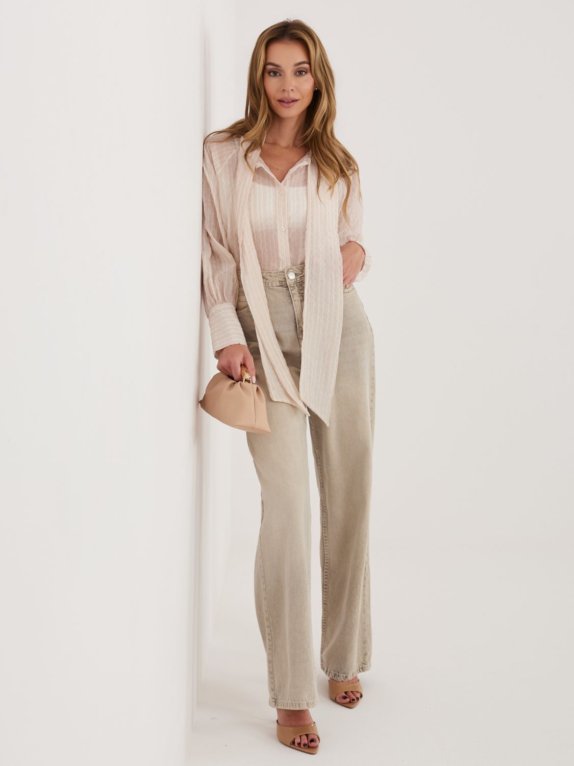 Bež srajca s črtami, vezalko in nabranimi rokavi