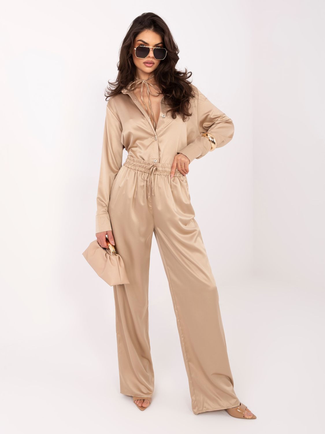 Bež komplet srajca in hlače s pasom