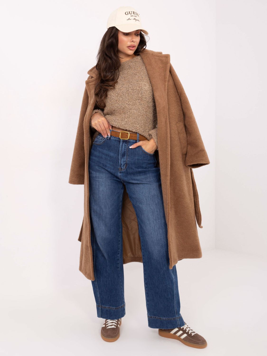 Bež pulover s pleteno teksturo in okroglim izrezom