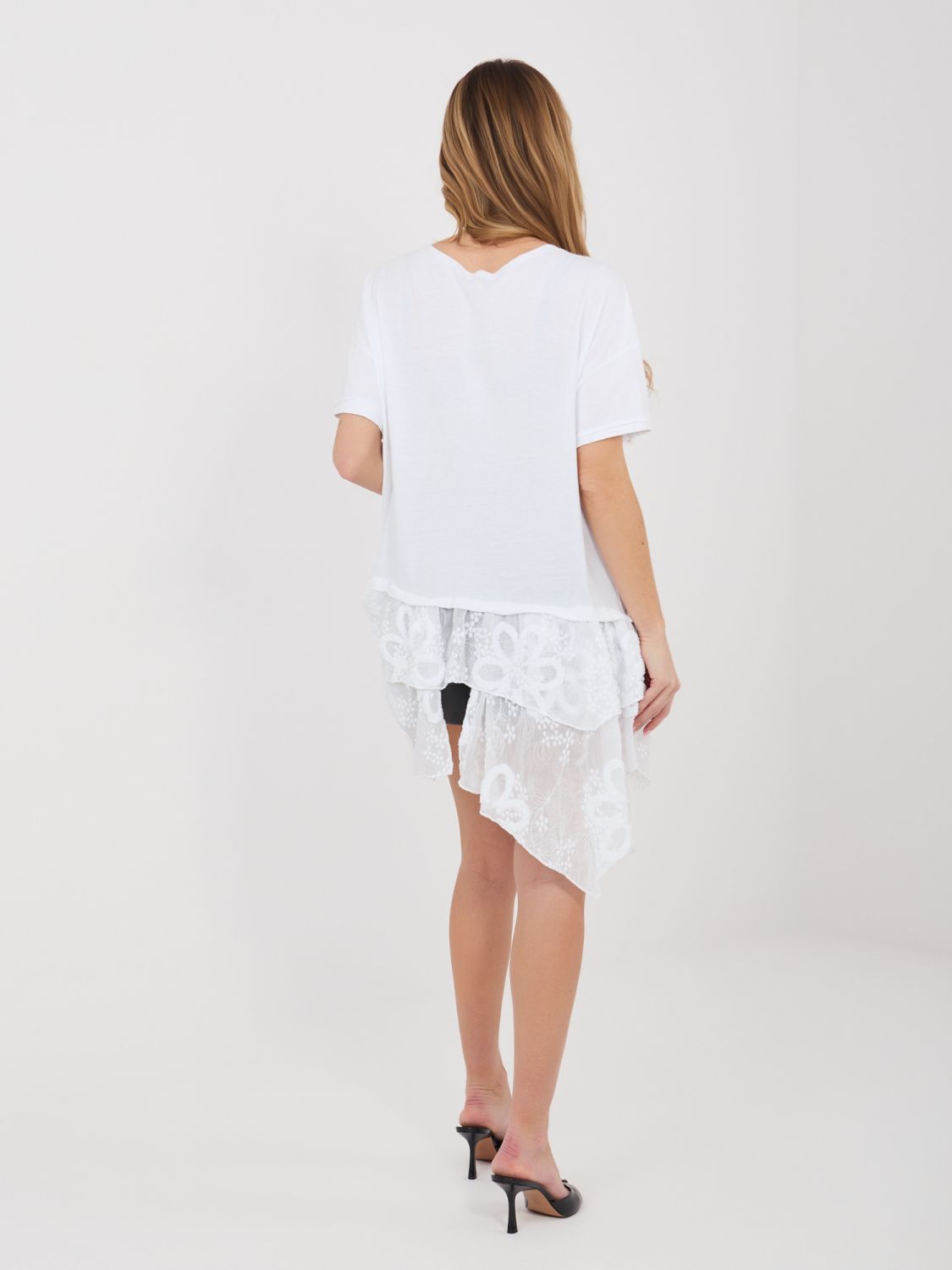 Bela bombažna bluza s kratkimi rokavi in volanom