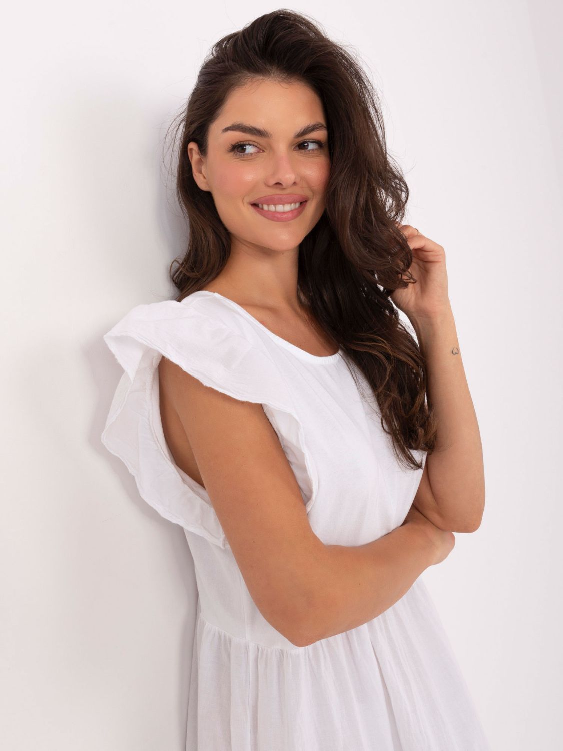 Bela oversize obleka z volanom