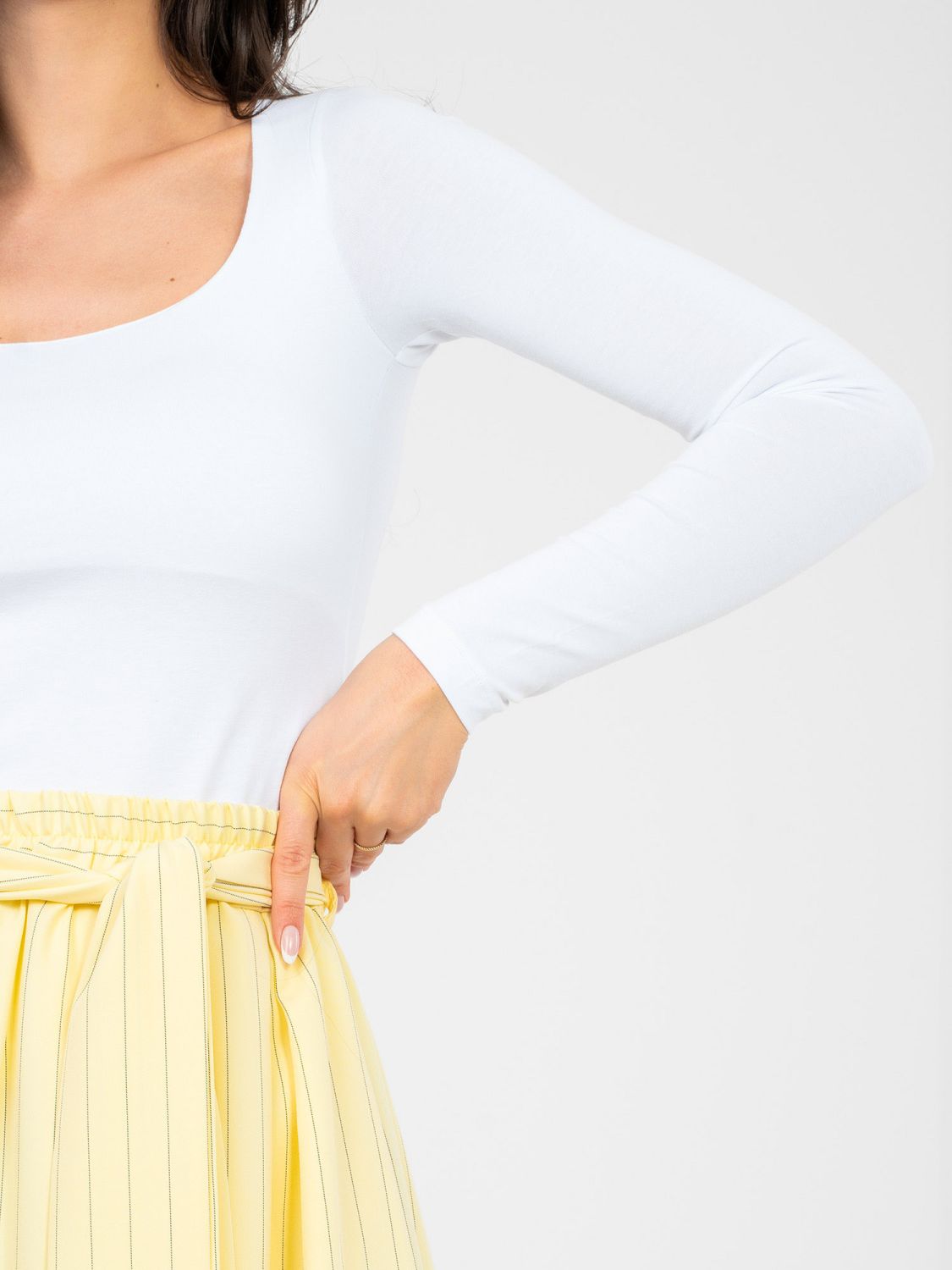 Bela bluza z dolgimi rokavi in podlogo