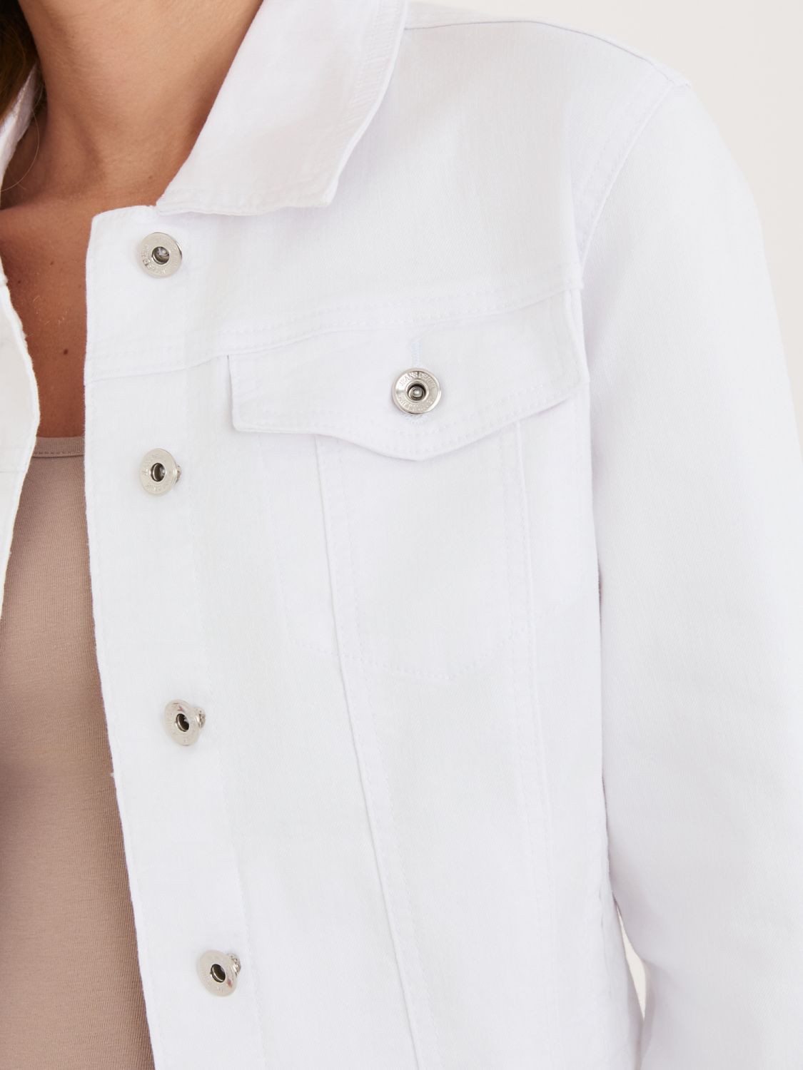 Bela jeans jakna s klasičnim ovratnikom