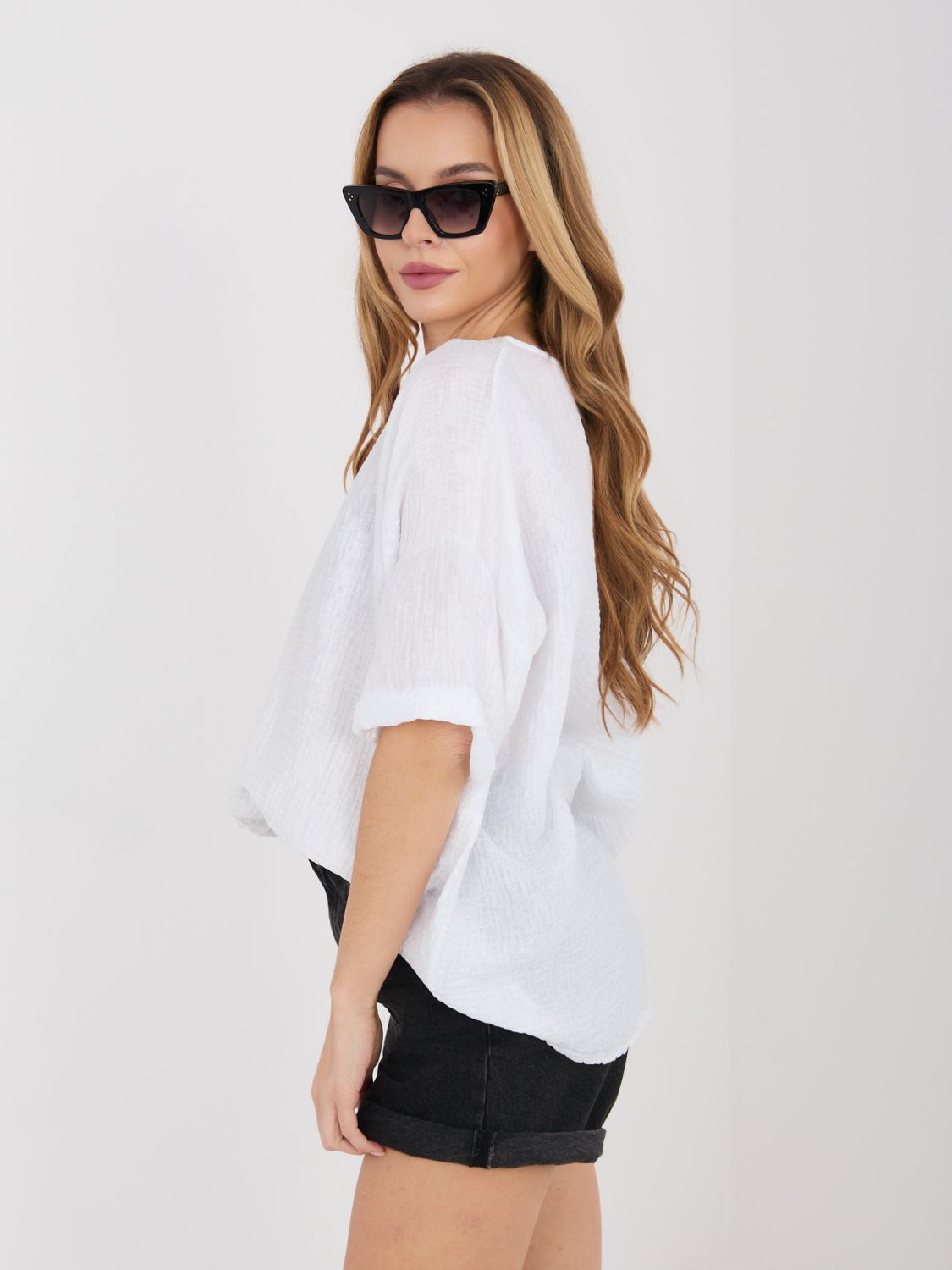 Bela bluza z V-izrezom in teksturiranim materialom