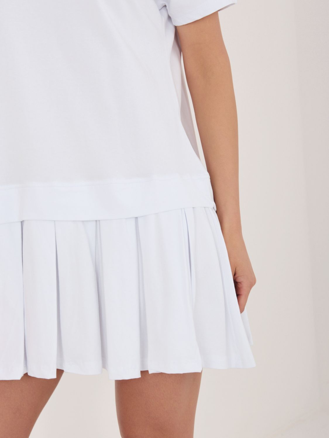 Bela razširjena mini obleka s kratkimi rokavi