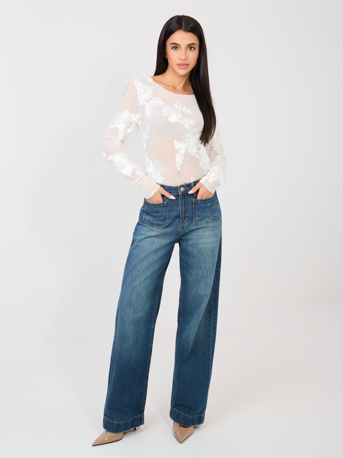 Elegantna bela bluza s cvetlično aplikacijo in vezenino