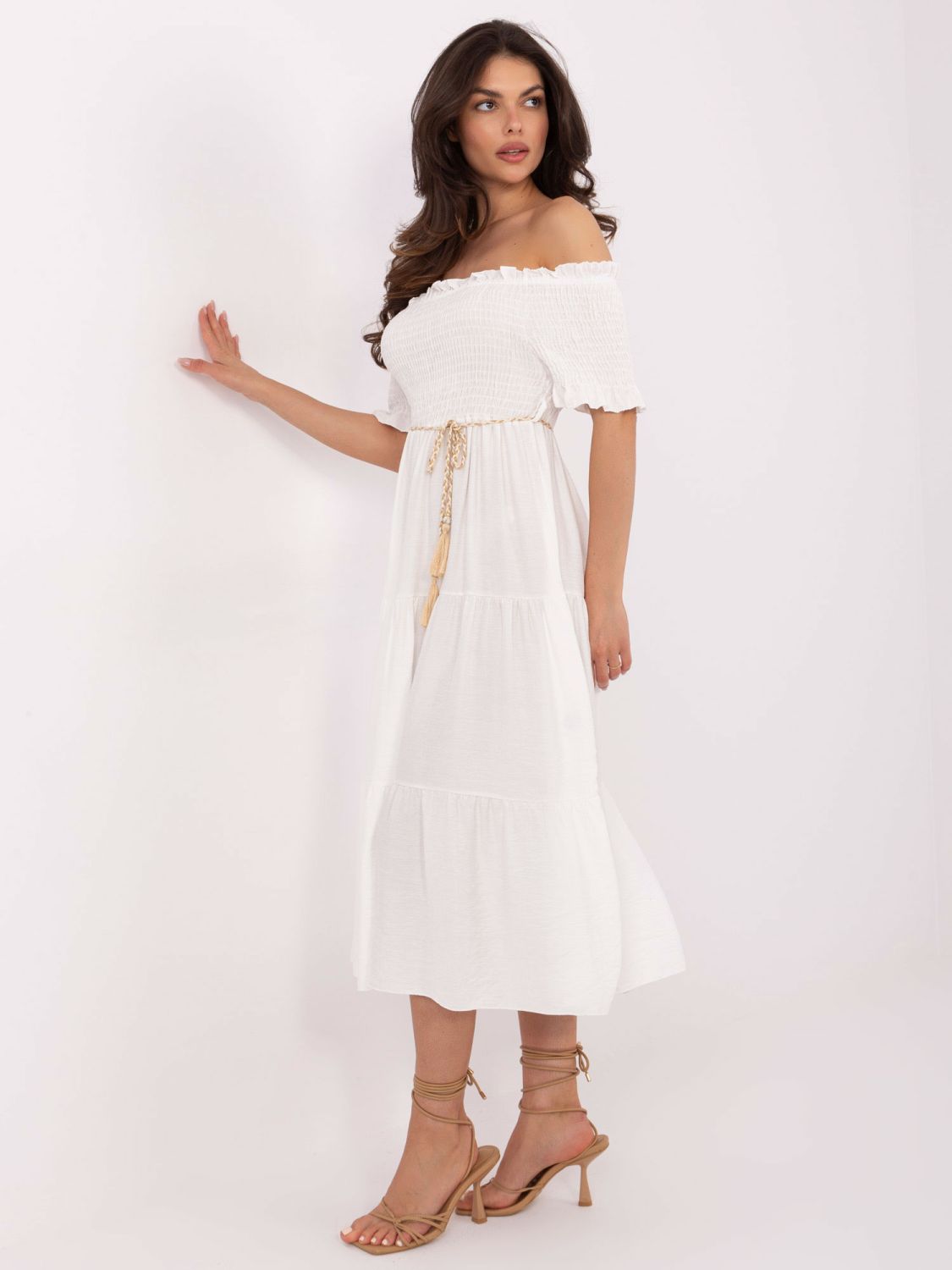 Bela razširjena obleka s pasom