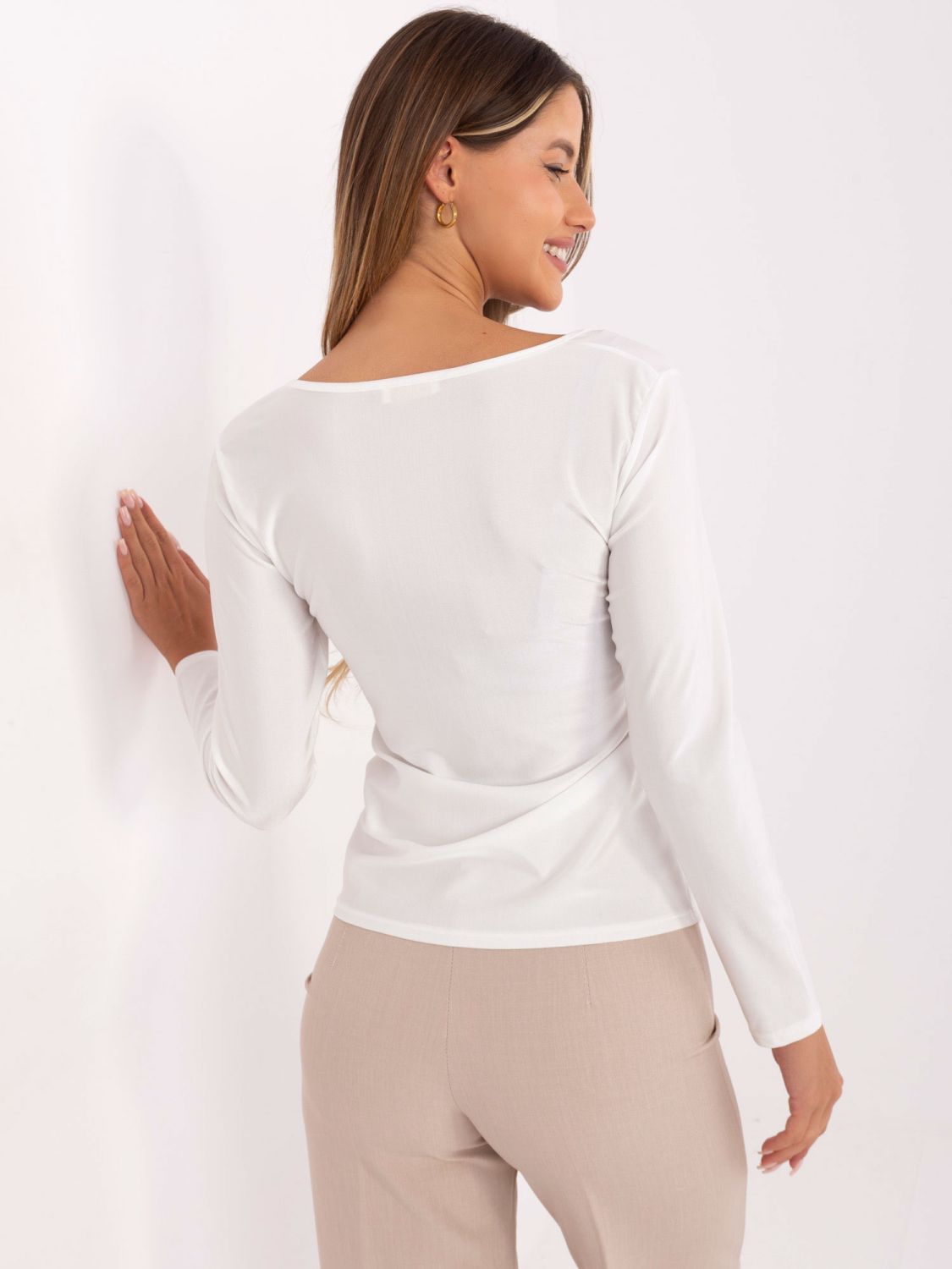 Elegantna bela bluza z dolgimi rokavi