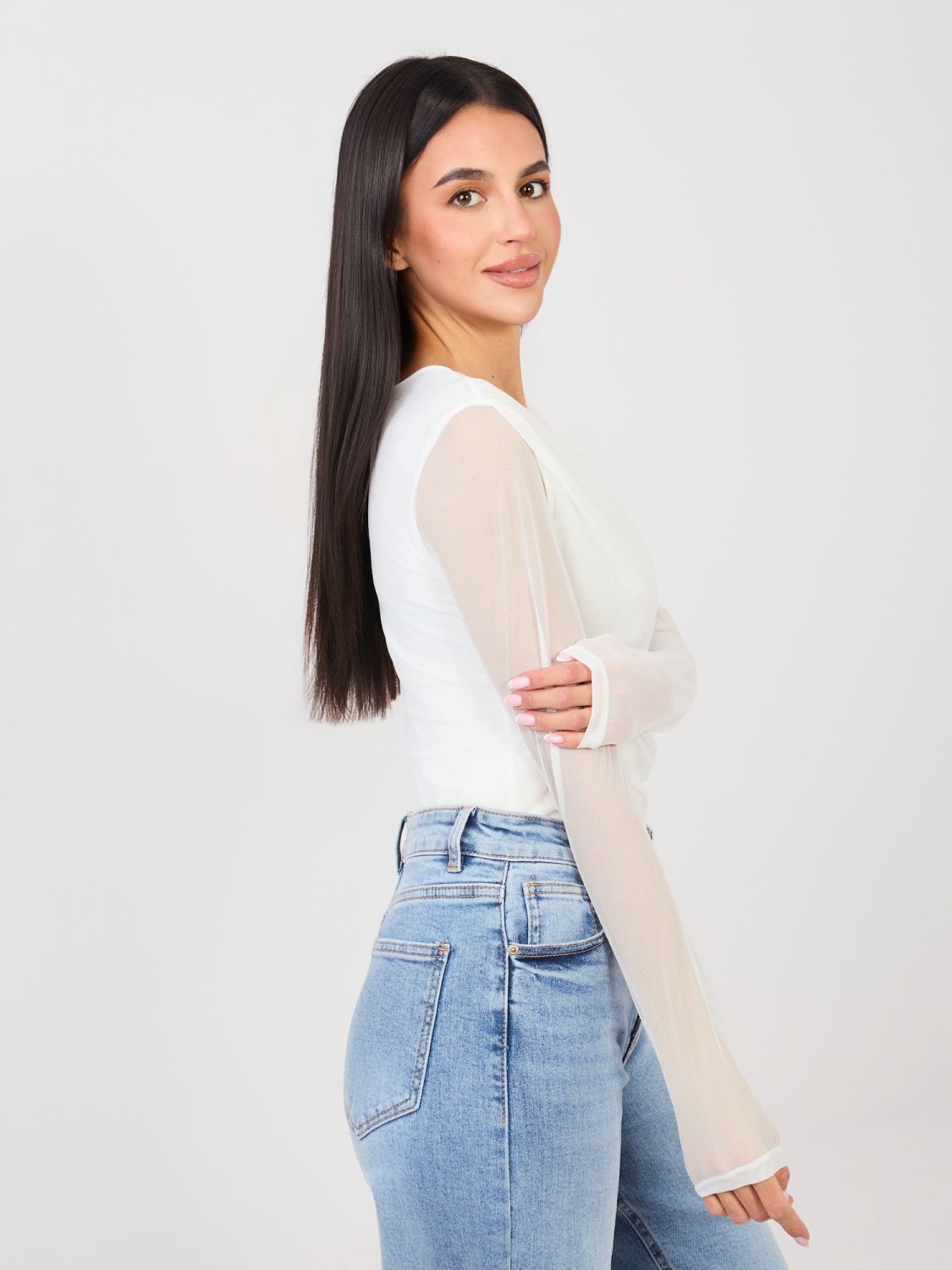 Elegantno belo body z dolgimi rokavi in okroglim izrezom