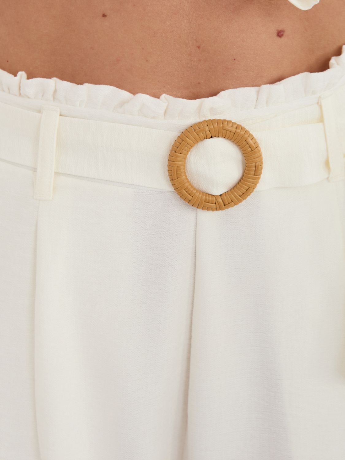 Bele viskozne kratke hlače s pasom