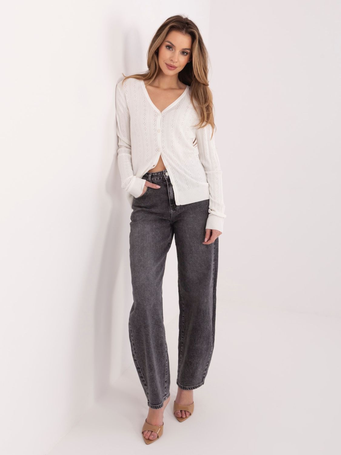 Bel pulover z ažur vzorcem in gumbi ter V-izrezom