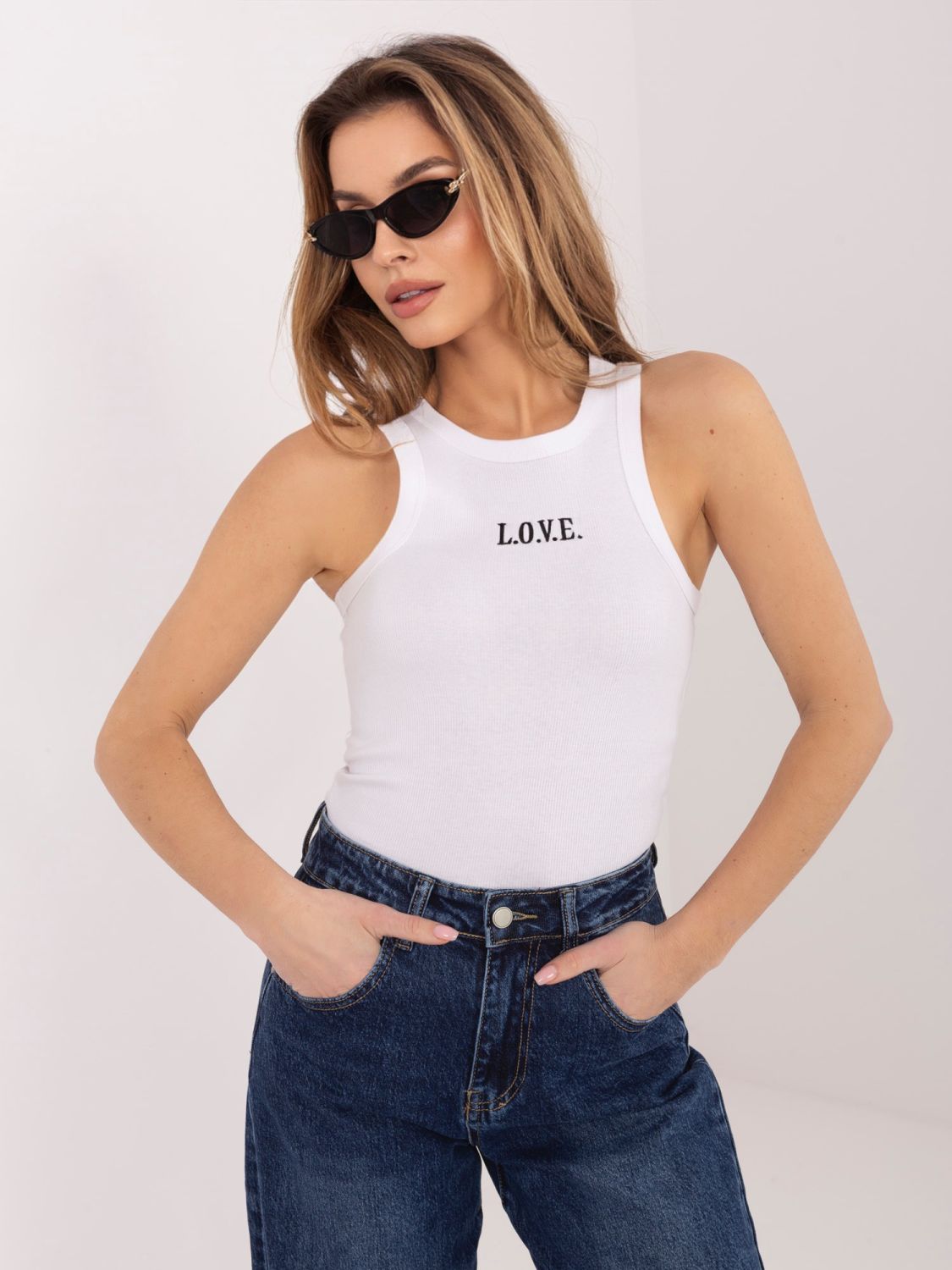 Bel bombažen top z vezenjem in napisom