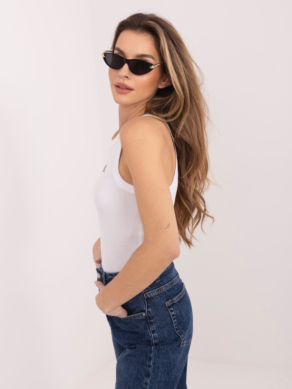 Bel bombažen top z vezenjem in napisom