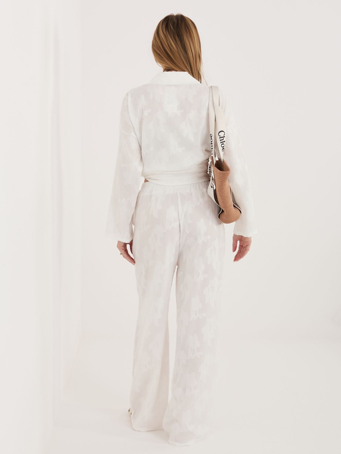 Bel komplet srajca in hlače z ovratnikom