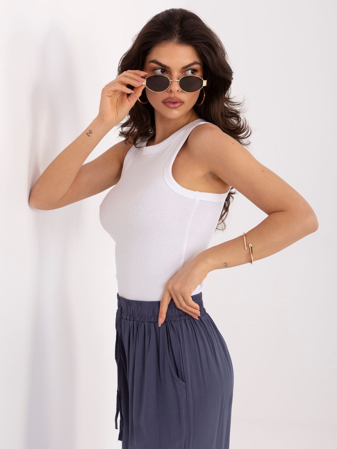 Bel rebrast top brez rokavov