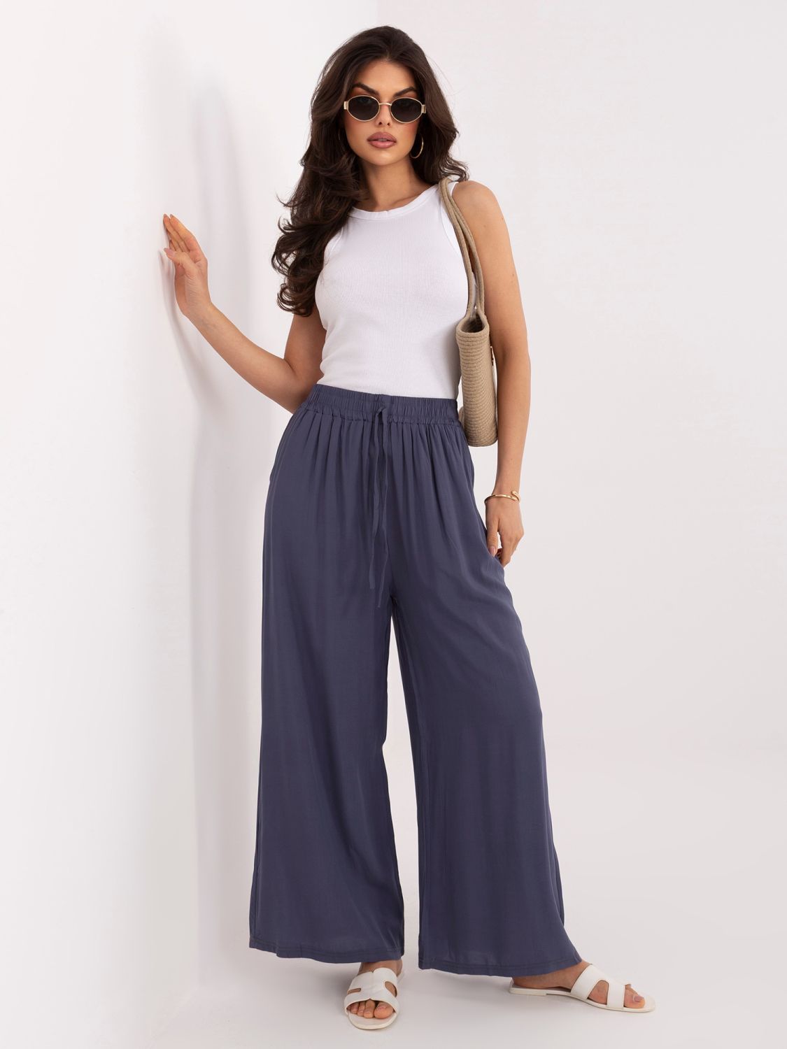 Bel rebrast top brez rokavov