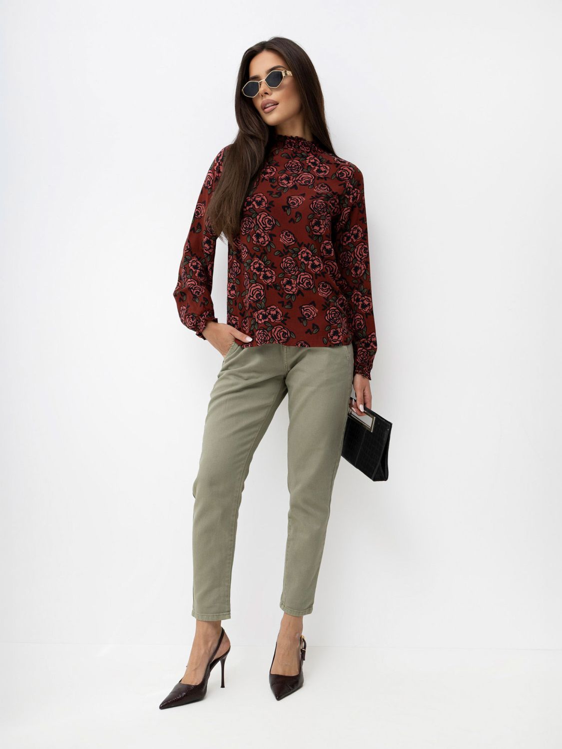 Elegantna bluza s cvetličnim vzorcem in stoječim ovratnikom