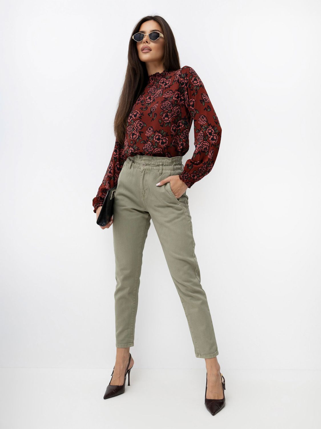 Elegantna bluza s cvetličnim vzorcem in stoječim ovratnikom