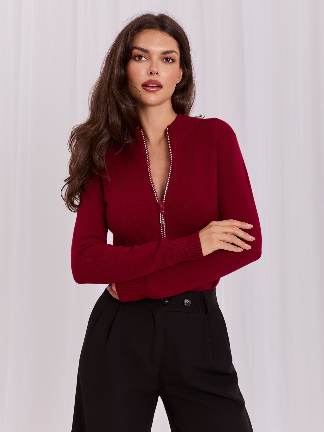 Eleganten bordo pulover s stoječim ovratnikom in cirkoni