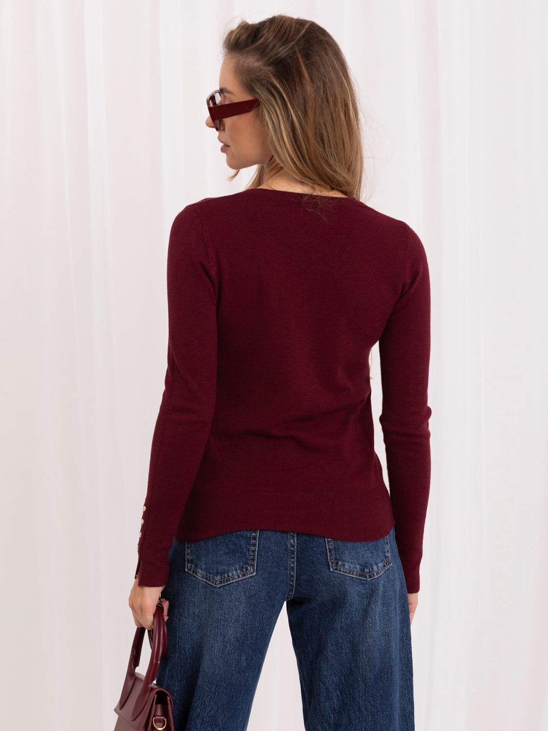Eleganten bordo pulover z V-izrezom in gumbi