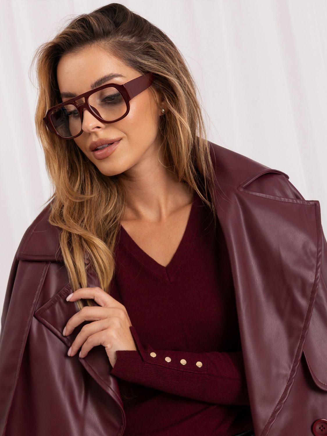 Eleganten bordo pulover z V-izrezom in gumbi