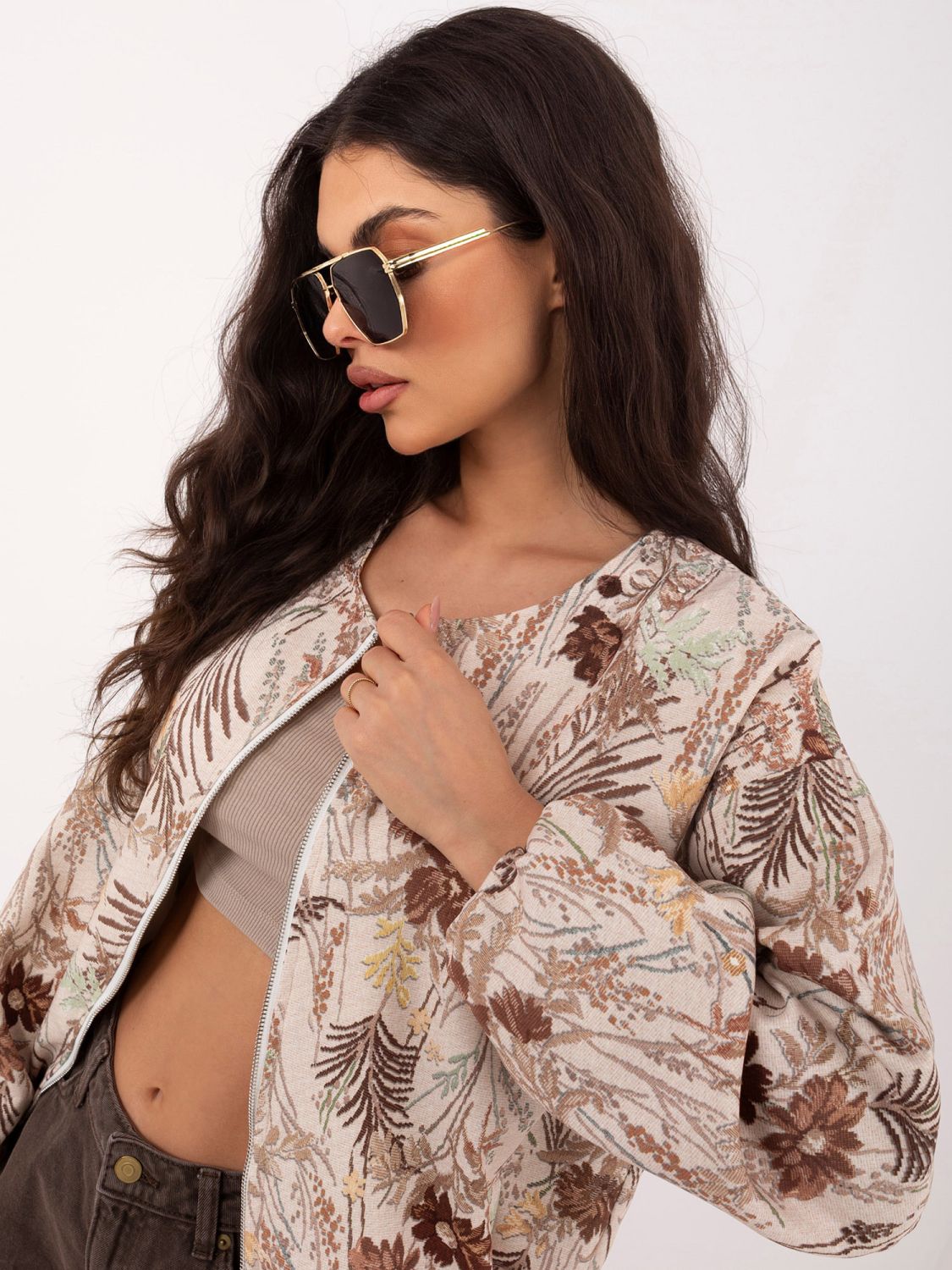 Rjava bomber jakna s cvetličnim vzorcem in podlogo