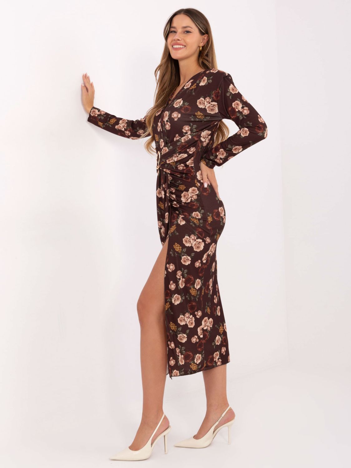 Rjava midi obleka s cvetličnim vzorcem in preklopnim izrezom