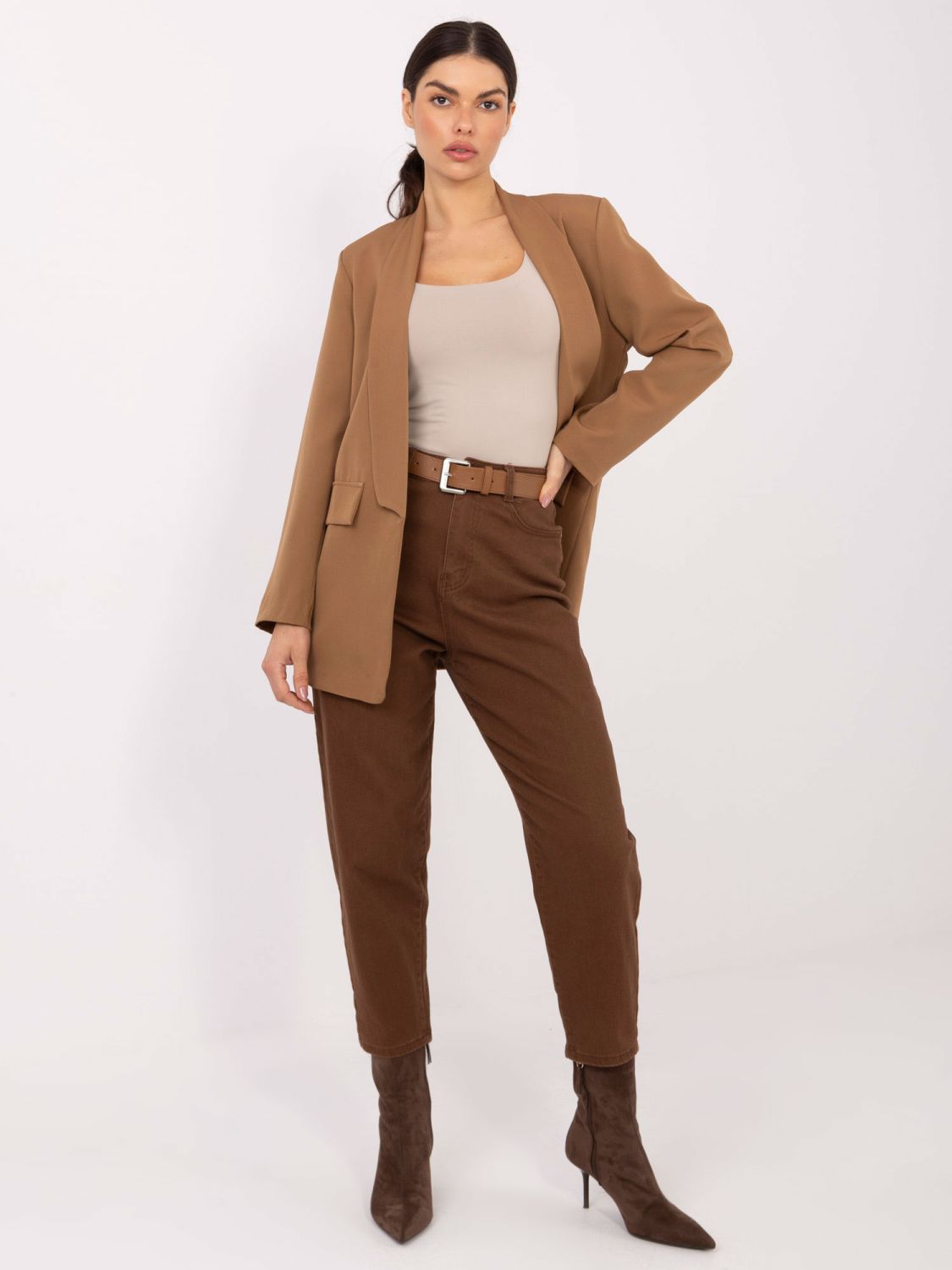 Rjave mom kavbojke s pasom