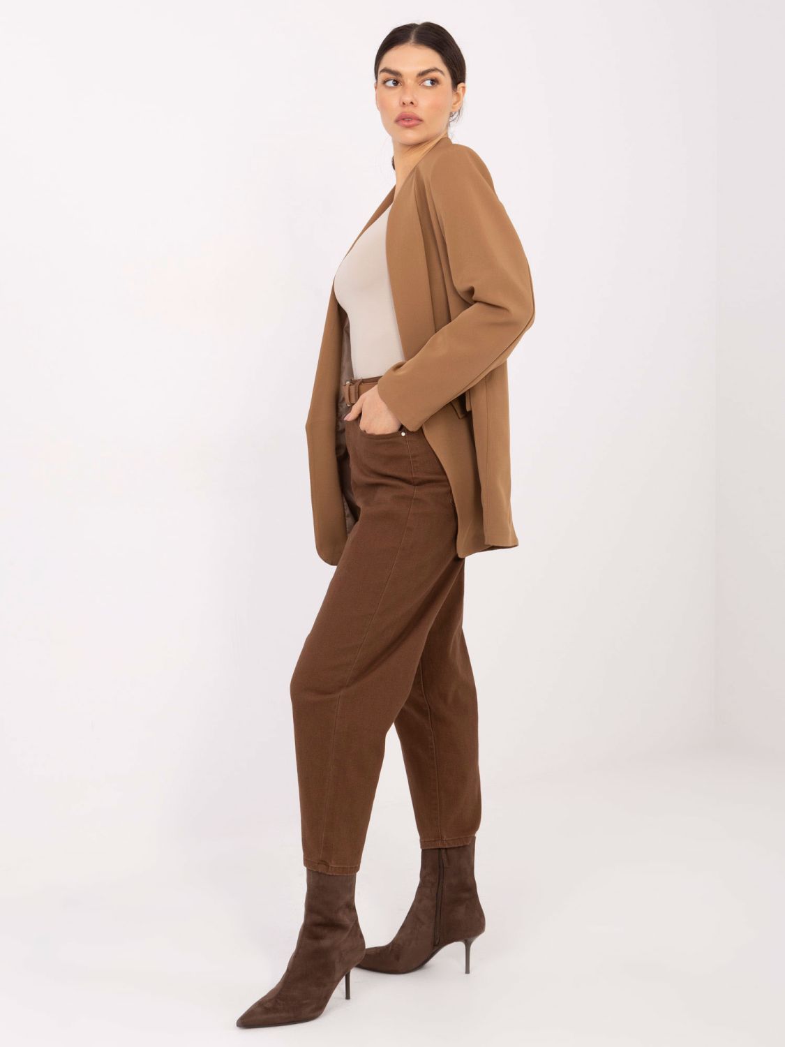 Rjave mom kavbojke s pasom