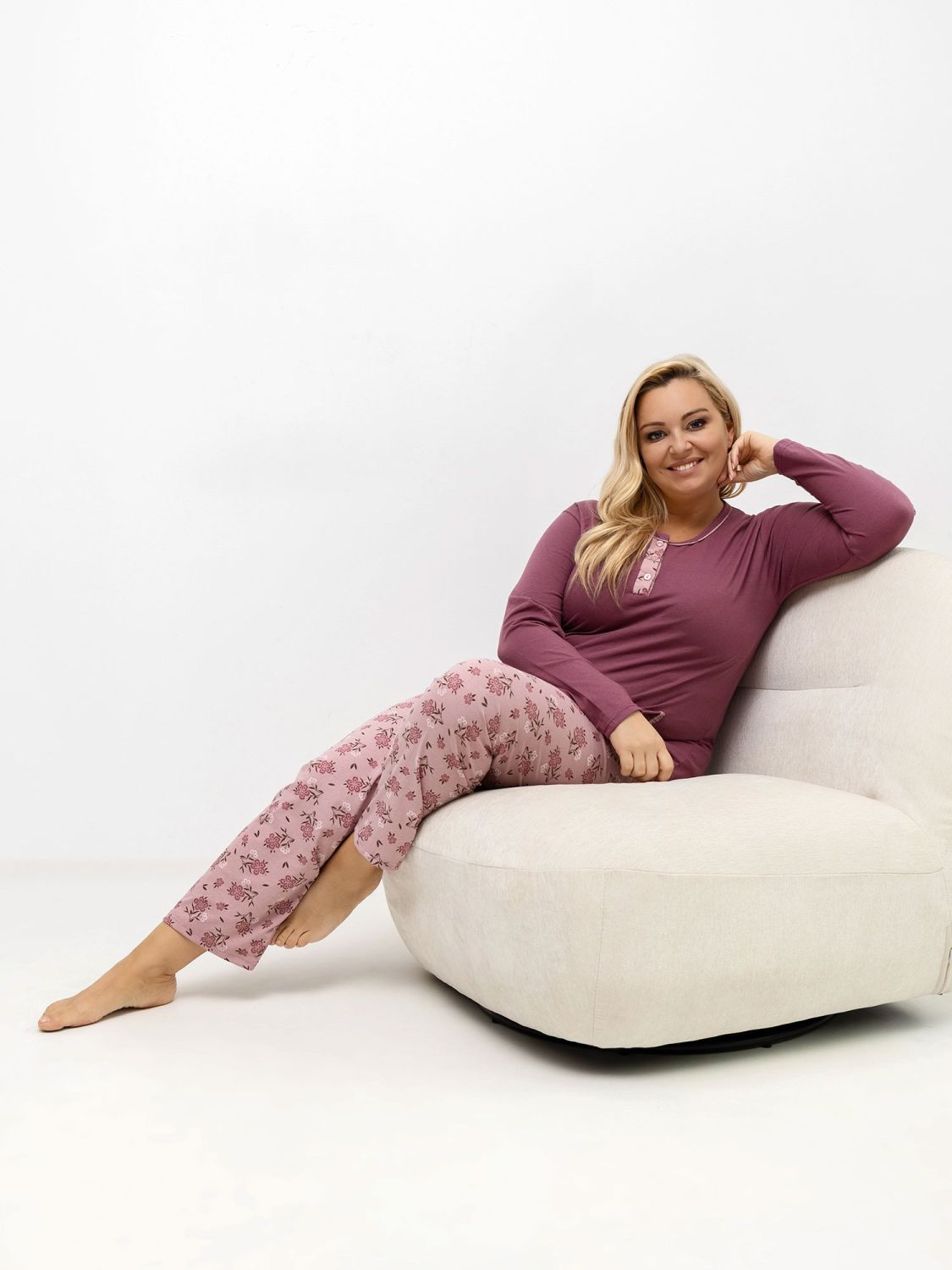 Ženska pižama s cvetličnim vzorcem in dolgimi rokavi, roza