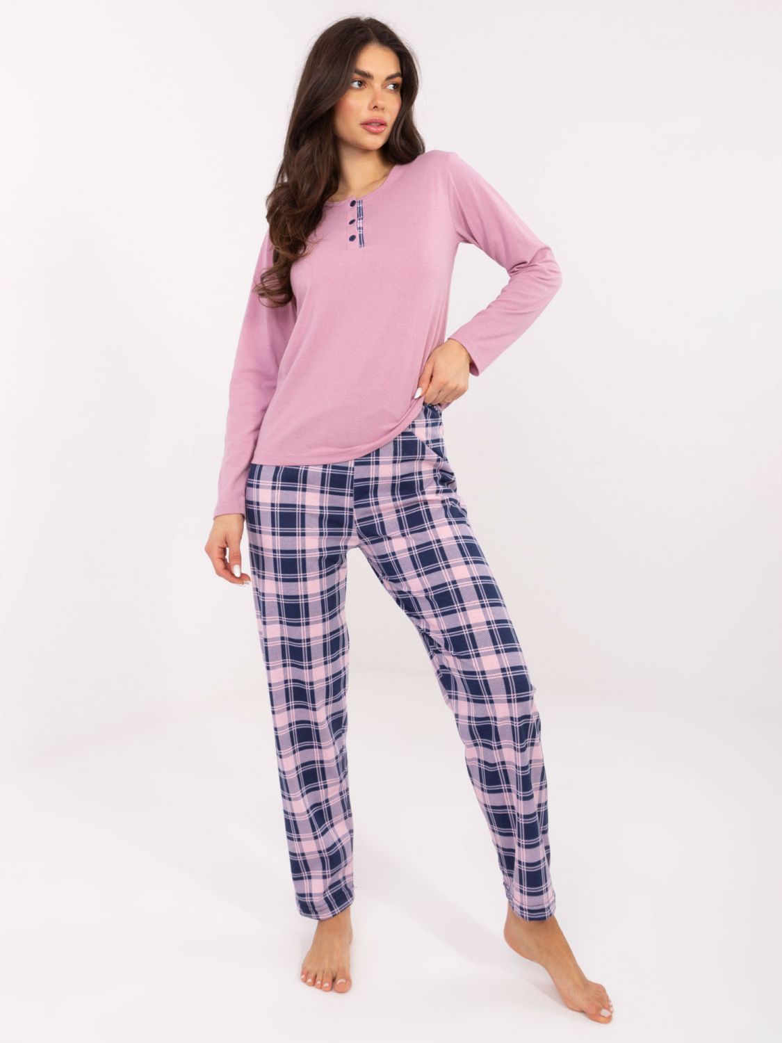 Ženska pižama z dolgimi rokavi v roza barvi s karo vzorcem