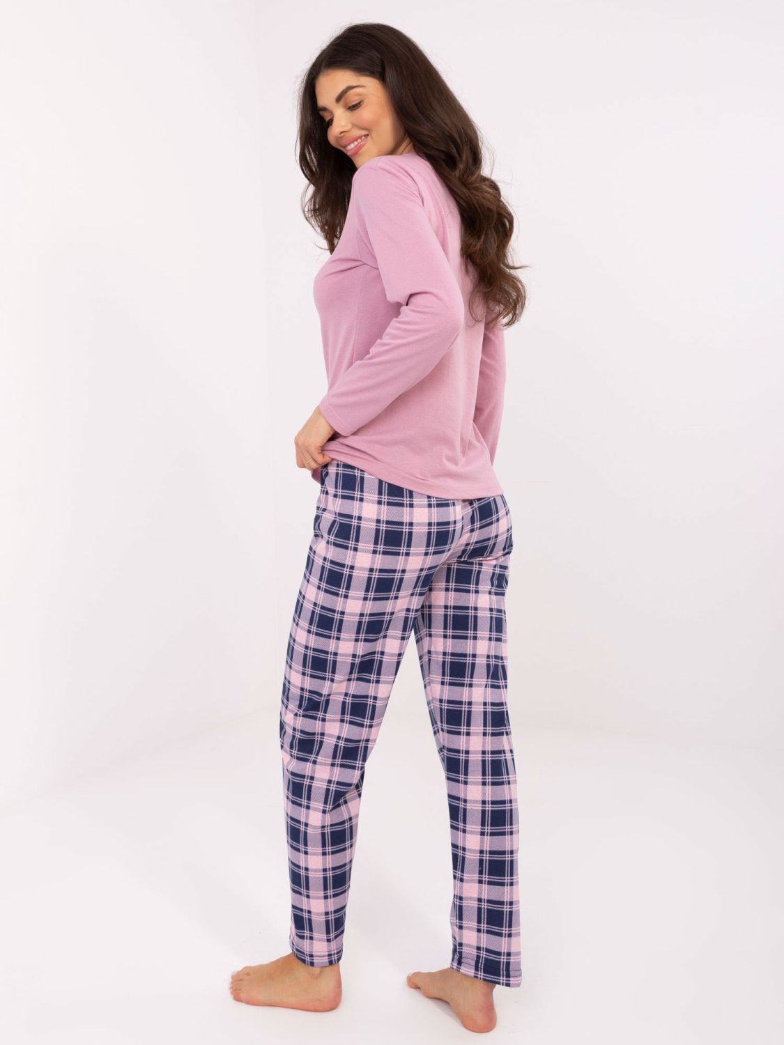 Ženska pižama z dolgimi rokavi v roza barvi s karo vzorcem