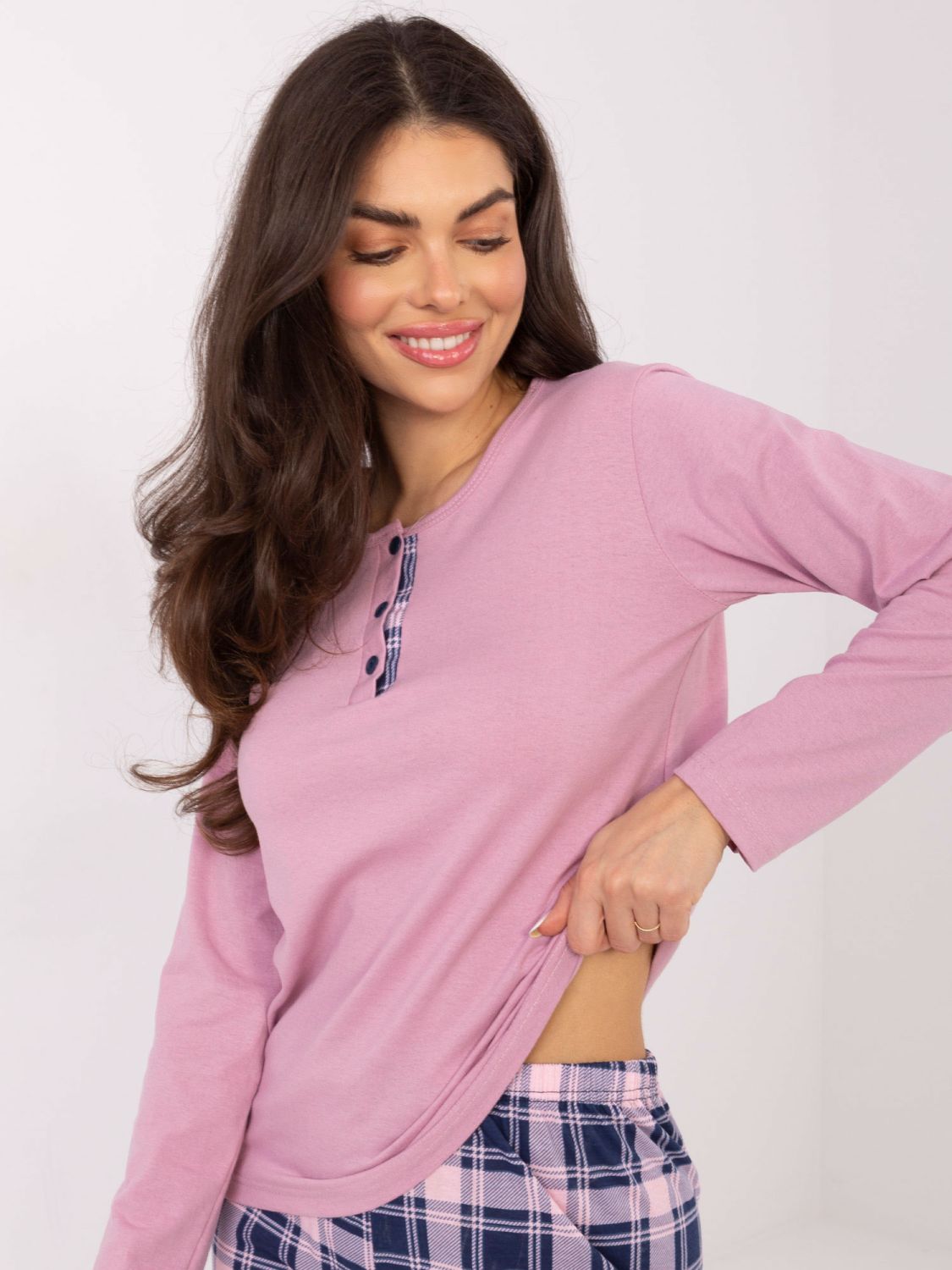Ženska pižama z dolgimi rokavi v roza barvi s karo vzorcem