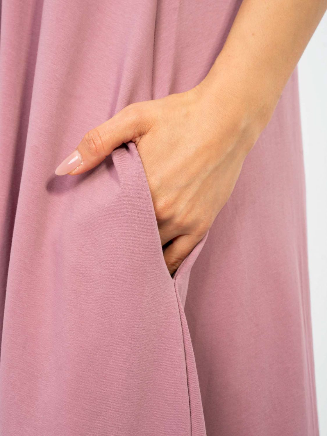 Maksimalna poletna obleka z V-izrezom in žepi, temno roza